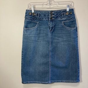 Lovely, modest denim skirt in great condition!